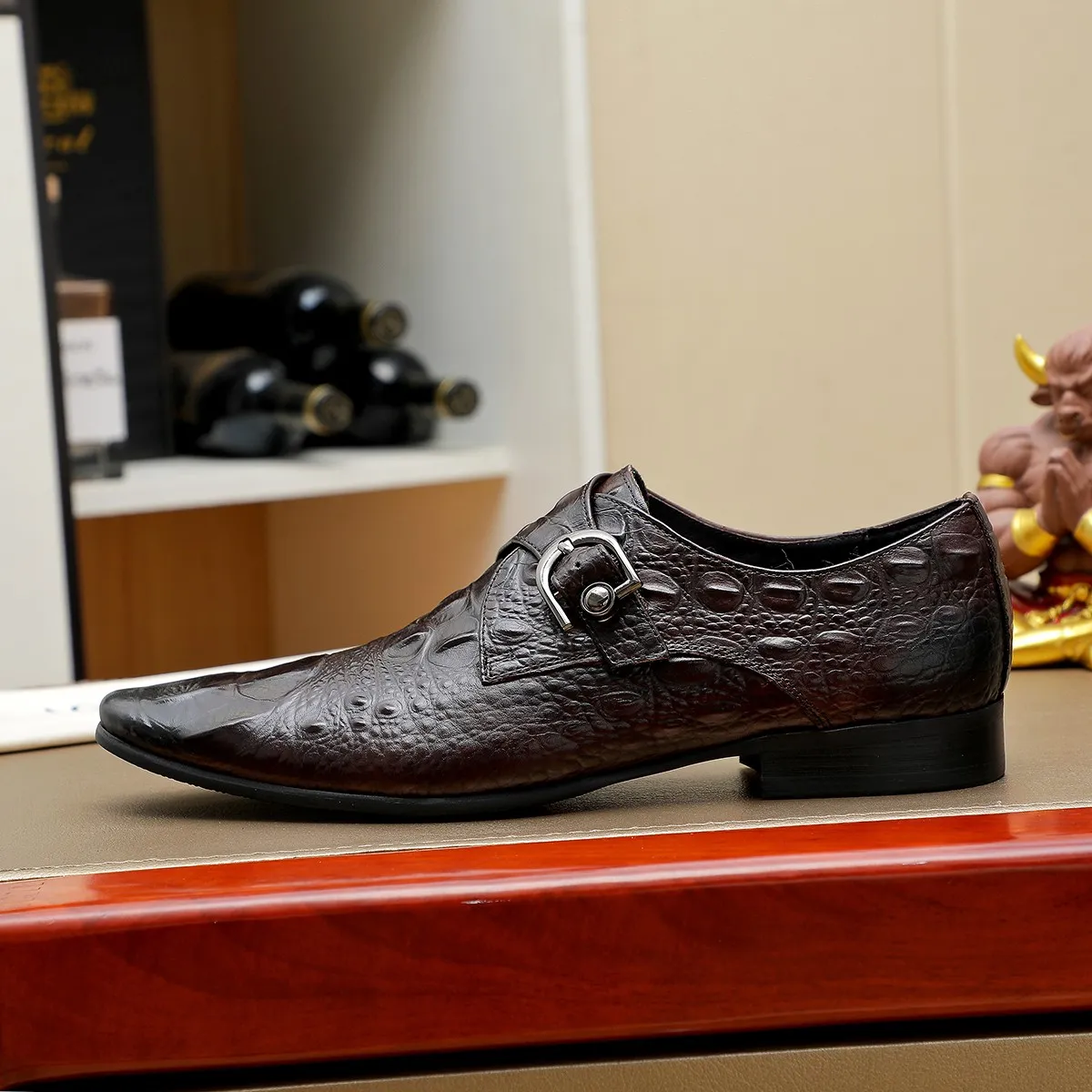 Men's shoes 💰560 💰 Louis Vuitton LV ® Autumn and Winter 🆕 models 🔛Full shoe counter First layer cowhide, 🐂Leather lined casual shoes for men, super soft outsole, a must-have for driving. Counter synchronization Original first layer cowhide Completely 1:1 mold customization 🌹Top version, 2 colors available! Number: 38-45 (37.46. Customized)